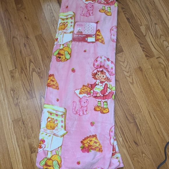 Strawberry Shortcake Blanket 🍓 - Picture 1 of 3